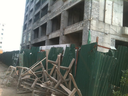 Sốt ruột, nhiều khách hàng mua nhà tại đây đưa ra giải pháp sẽ nhận nhà phần thô để tự hoàn thiện còn hơn nhìn tòa nhà "bất động" theo năm tháng. Tuy nhiên giải pháp này cũng khó mà thực hiện bởi tòa nhà vẫn chưa được đấu nối điện, nước hoàn thiện. Thang máy của tòa nhà đã lắp nhưng theo tính toán của khách hàng việc chuyển nguyên vật liệu lên để hoàn thiện tòa nhà cũng khó vì mỗi lần đưa hàng lên căn hộ của mình khách phải trả phí đi thang máy. Sốt ruột, nhiều khách hàng mua nhà tại đây đưa ra giải pháp sẽ nhận nhà phần thô để tự hoàn thiện còn hơn nhìn tòa nhà "bất động" theo năm tháng. Tuy nhiên giải pháp này cũng khó mà thực hiện bởi tòa nhà vẫn chưa được đấu nối điện, nước hoàn thiện. Thang máy của tòa nhà đã lắp nhưng theo tính toán của khách hàng việc chuyển nguyên vật liệu lên để hoàn thiện tòa nhà cũng khó vì mỗi lần đưa hàng lên căn hộ của mình khách phải trả phí đi thang máy.