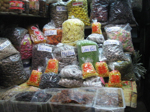 Mặt hàng Tết tại chợ Đồng Xuân khá phong phú nhưng vắng vẻ người mua Mặt hàng Tết tại chợ Đồng Xuân khá phong phú nhưng vắng vẻ người mua