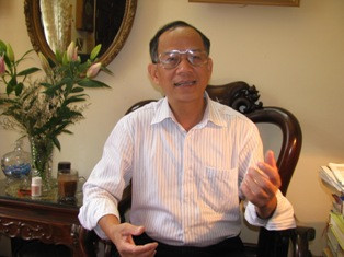 Theo TS Nguyễn Minh Phong, sáng kiến thu thuế tiền gửi tiết kiệm hoàn toàn mang lợi ích của nhóm doanh nghiệp bất động sản “họ đã cuống cuống vì nợ, vì thị trường đóng băng và đói vốn”. Theo TS Nguyễn Minh Phong, sáng kiến thu thuế tiền gửi tiết kiệm hoàn toàn mang lợi ích của nhóm doanh nghiệp bất động sản “họ đã cuống cuống vì nợ, vì thị trường đóng băng và đói vốn”.