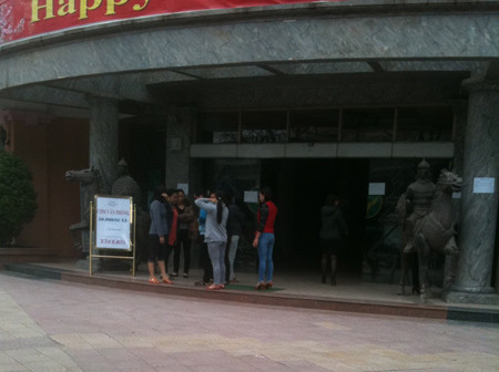 Ngay tại sảnh tầng 1 "cò" đã săn từ ngoài sảnh