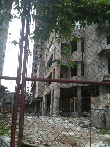 Dự án 52 Lĩnh Nam vẫn cao cổng, kín tường không thi công.