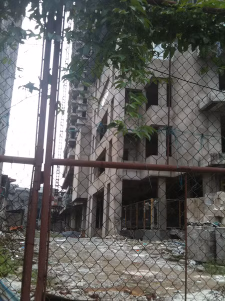 Dự án 52 Lĩnh Nam vẫn cao cổng, kín tường không thi công.