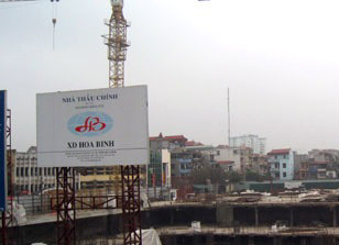 Ttrong công văn gửi UBND quận Hai Bà Trưng mới đây, Sở Xây dựng Hà Nội cho biết, sau khi phát hiện dự án Hòa Bình Green City xây dựng không phép, UBND phường Minh Khai đã ban hành quyết định đình chỉ thi công công trình. Ttrong công văn gửi UBND quận Hai Bà Trưng mới đây, Sở Xây dựng Hà Nội cho biết, sau khi phát hiện dự án Hòa Bình Green City xây dựng không phép, UBND phường Minh Khai đã ban hành quyết định đình chỉ thi công công trình.