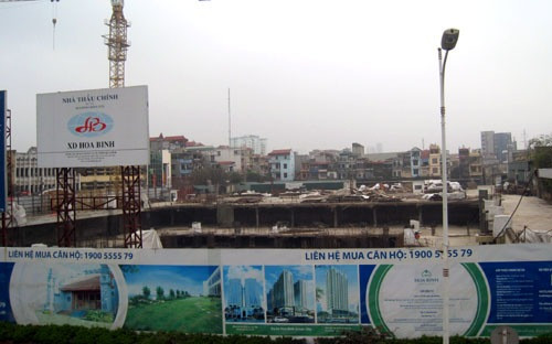 Công trường của dự án Hòa Bình Green City chụp từ trên cầu Vĩnh Tuy Công trường của dự án Hòa Bình Green City chụp từ trên cầu Vĩnh Tuy