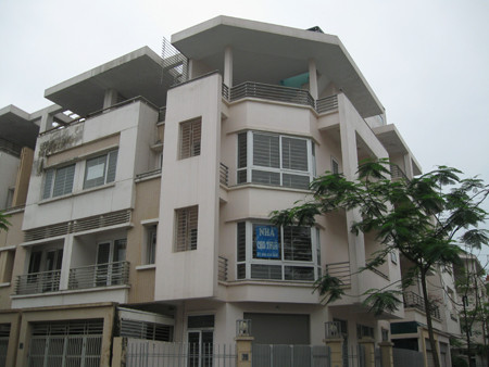 Biệt thự cả chục tỷ cho thuê giá bèo cũng không có khách hỏi thuê.