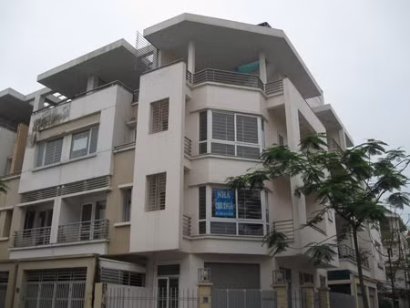 Biệt thự cả chục tỷ cho thuê giá bèo cũng không có khách hỏi thuê.