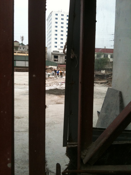 Qua khe cửa công trình, một công nhân cho biết công trình vẫn đang thi công, không có thông tin bị đình chỉ và hướng chúng tôi đến sàn giao dịch bất động sản của dự án tìm hiểu thông tin Qua khe cửa công trình, một công nhân cho biết công trình vẫn đang thi công, không có thông tin bị đình chỉ và hướng chúng tôi đến sàn giao dịch bất động sản của dự án tìm hiểu thông tin