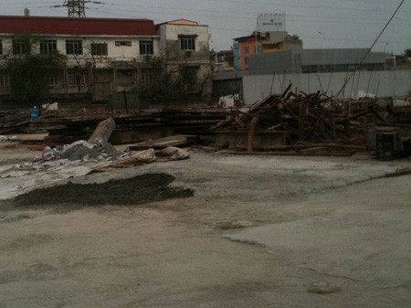 Ngoài công trường vẫn ngổn ngang sắt thép Ngoài công trường vẫn ngổn ngang sắt thép