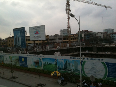 Ngay sau đó, đại diện chủ đầu tư đã phản bác lại thông tin trên. Chủ đầu tư luôn khẳng định không nhận được biên bản đình chỉ thi công nào. Ngay sau đó, đại diện chủ đầu tư đã phản bác lại thông tin trên. Chủ đầu tư luôn khẳng định không nhận được biên bản đình chỉ thi công nào.