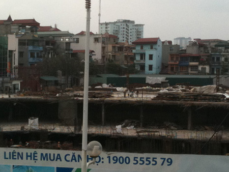 Lãnh đạo phường Vĩnh Tuy, Hai Bà Trưng cho biết công trình đã bị đình chỉ từ tháng 11/2012 Lãnh đạo phường Vĩnh Tuy, Hai Bà Trưng cho biết công trình đã bị đình chỉ từ tháng 11/2012