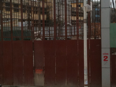 Phía ngoài công trường vẫn cửa đóng then cài Phía ngoài công trường vẫn cửa đóng then cài