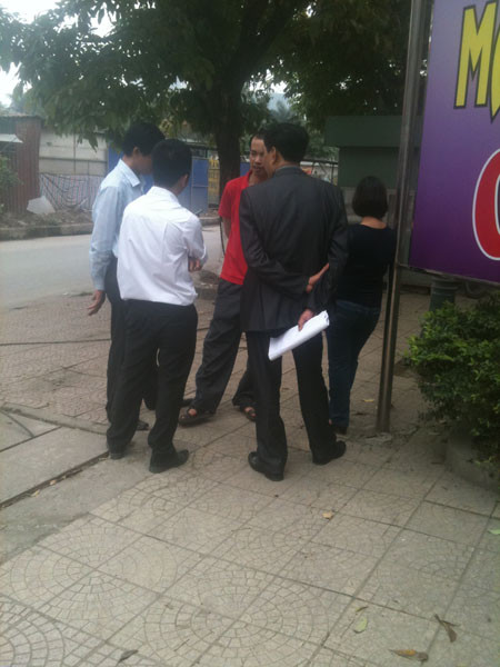 Khách giao dịch ngay tại cổng của sàn giao dịch Mường Thanh. Khách giao dịch ngay tại cổng của sàn giao dịch Mường Thanh.