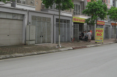 Quán phở bò của anh Trung bơ vơ giữa khu liền kề Văn Phú.