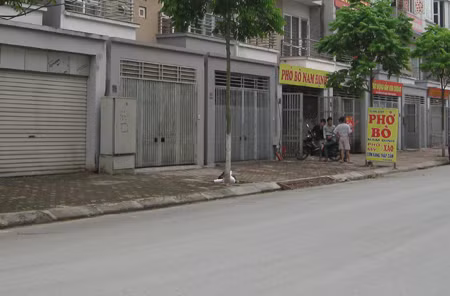 Quán phở bò của anh Trung bơ vơ giữa khu liền kề Văn Phú.