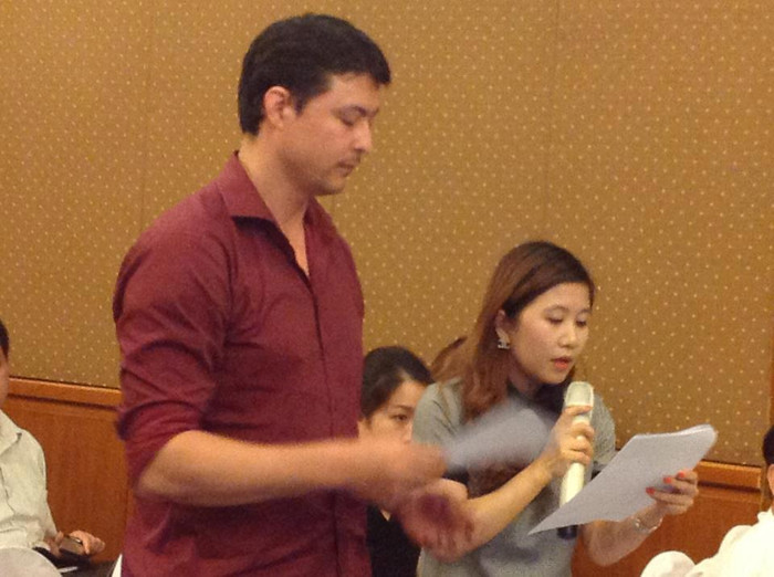 Vợ chồng chị Cao Ngân Hà tranh luận với nhà sản xuất trong buổi họp báo diễn ra sáng nay do Công ty Mạnh Cầm tổ chức. Vợ chồng chị Cao Ngân Hà tranh luận với nhà sản xuất trong buổi họp báo diễn ra sáng nay do Công ty Mạnh Cầm tổ chức.