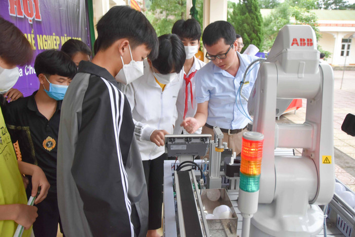 Khắc phục phần nào tình trạng cử nhân, kỹ sư thất nghiệp rồi quay lại học nghề, Sở Lao động - Thương binh và Xã hội đẩy mạnh tuyên truyền, tư vấn tuyển sinh giáo dục nghề nghiệp (Ảnh: Phạm Linh) Khắc phục phần nào tình trạng cử nhân, kỹ sư thất nghiệp rồi quay lại học nghề, Sở Lao động - Thương binh và Xã hội đẩy mạnh tuyên truyền, tư vấn tuyển sinh giáo dục nghề nghiệp (Ảnh: Phạm Linh)