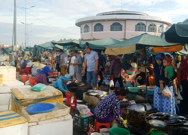 Chợ cá Đồng Hới tấp nập người mua bán. (Ảnh: T.P)