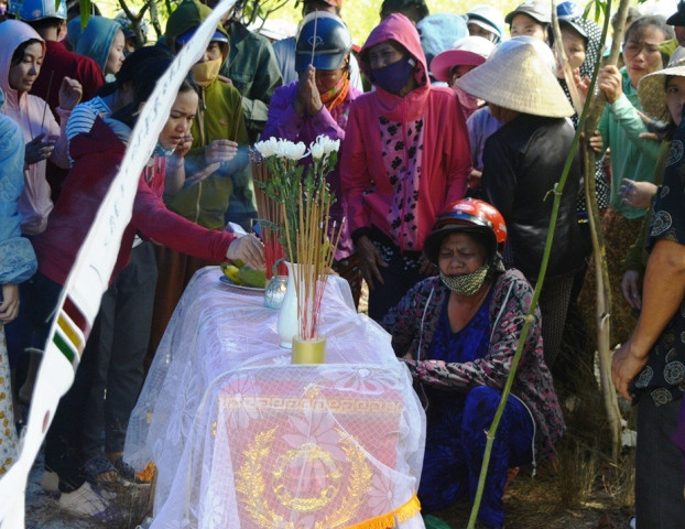 Hàng nghìn người dân, hàng xóm đã có mặt tại hiện trường, theo dõi, thắp hương cầu mong cho vong linh của Nghĩa được siêu thoát. (Ảnh: V.Đ) Hàng nghìn người dân, hàng xóm đã có mặt tại hiện trường, theo dõi, thắp hương cầu mong cho vong linh của Nghĩa được siêu thoát. (Ảnh: V.Đ)
