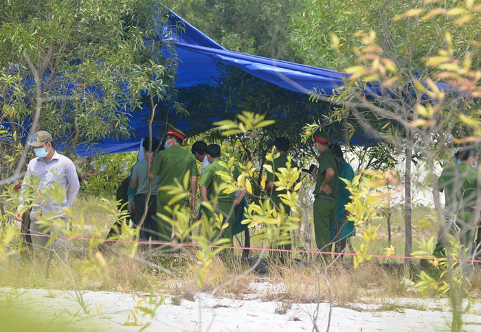 Lực lượng chức năng phong tỏa hiện trường phát hiện thi thể cháu bé để khám nghiệm, điều tra vụ việc. (Ảnh: V.Đ) Lực lượng chức năng phong tỏa hiện trường phát hiện thi thể cháu bé để khám nghiệm, điều tra vụ việc. (Ảnh: V.Đ)