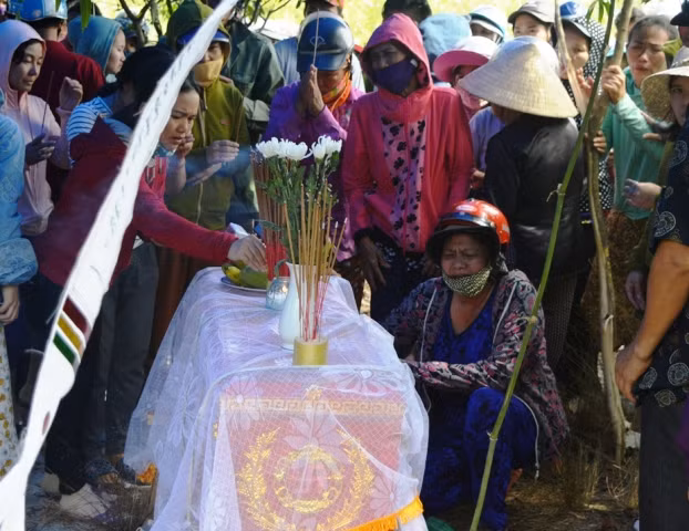 Hàng nghìn người dân, hàng xóm đã có mặt tại hiện trường, theo dõi, thắp hương cầu mong cho vong linh của Nghĩa được siêu thoát. (Ảnh: V.Đ)