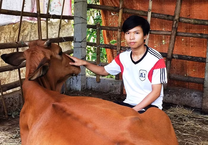 Ngoài việc học, Xuân thay mẹ quán xuyến hầu hết mọi việc trong nhà. (Ảnh: N.V)