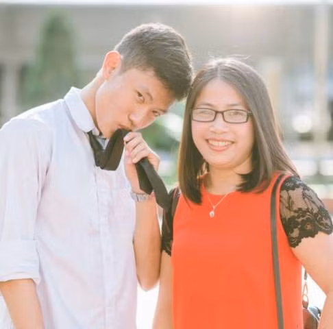 Nam sinh Hà Tĩnh cùng cô giáo dạy môn Hóa học.