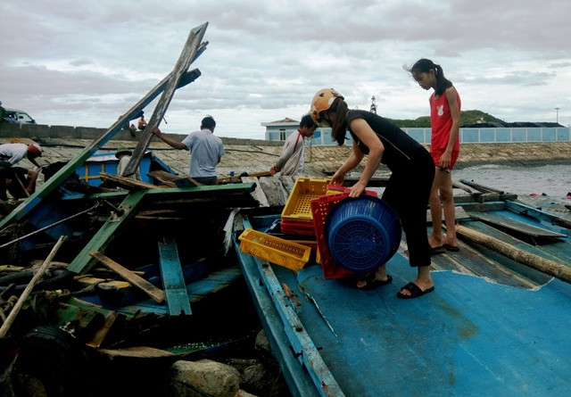 Người dân gom những đồ vật còn dùng được về nhà. Người dân gom những đồ vật còn dùng được về nhà.