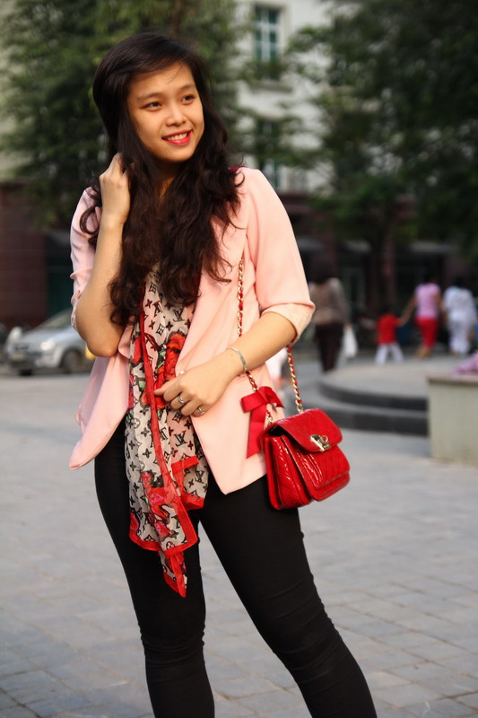 Sẽ ấm áp hơn khi quàng thêm một chiếc khăn voăn mỏng. Chỉ khoác hờ trên vai thôi cũng đủ làm duyên cho bạn gái. Sẽ ấm áp hơn khi quàng thêm một chiếc khăn voăn mỏng. Chỉ khoác hờ trên vai thôi cũng đủ làm duyên cho bạn gái.