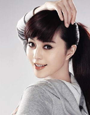 11. Ánh mắt vạn người mê Đôi mắt màu tím than giống như vực thẳm vô tận, khiến những ai ngắm nhìn cũng ngây dại.