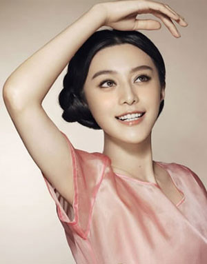 1. Thục nữ tao nhã Phạm Băng Băng trang nhã, xinh tươi với chút má hồng và màu son bóng nhẹ nhàng.