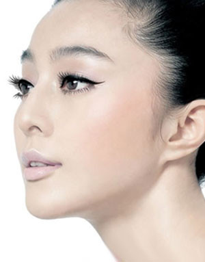 13. Ánh mắt khiêu khích Với đôi mắt vẽ một đường line kéo dài không chỉ có 7 phần mị lực mà còn có 3 phần khiêu khích khiến mọi người luôn chú ý.