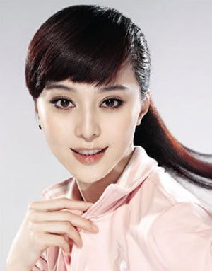 5. Khoan khoái tự nhiên Trang điểm cho đôi mắt to tròn, đôi môi màu đỏ cam tươi trẻ, tóc buộc cao theo kiểu đuôi ngựa khiến cho Phạm Băng Băng rất trẻ trung, tự nhiên. .