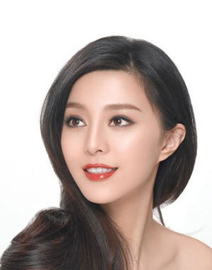 2. Cao quý thanh lịch Trang điểm tinh xảo với đôi mắt màu khói và son môi màu đỏ, làm nổi bật những nét đẹp quyễn rũ và cao quý làm say đắm lòng người.