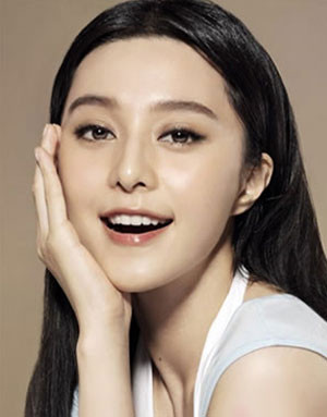 4. Quyến rũ, phong tình Điểm nhấn là đôi mắt vẽ line kéo dài và mãi tóc xõa duỗi thẳng tạo nên vẻ quyến rũ, phong tình.