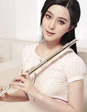 6. Thùy mị nhu mì Chiếc mũi dọc dừa, đôi mắt trang điểm đậm và sử dụng son môi màu nude đã tạo nên dáng vẻ một Phạm Băng Băng đậm chất dịu dàng, nhu mì và đầy ma lực cuốn hút..