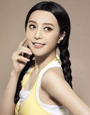 3. Linh hoạt đầy sức sống Cách trang điểm rất trẻ trung hoạt bát cùng với kiểu cột bím tóc hai bên trông Phạm Băng Băng đáng yêu như thiếu nữ tuổi 17.