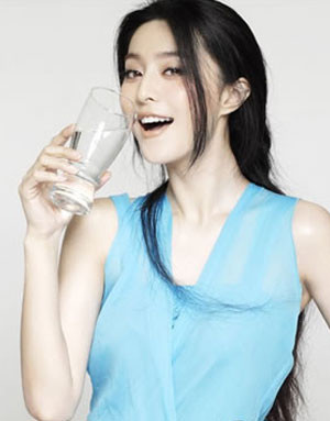 15. Mĩ nhân ưu nhã Với kiểu tóc xõa và trang điểm nhẹ nhàng làm toát lên khuôn mặt của một "tuyệt thế giai nhân".