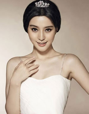 7. Công chúa cổ điển Trong chiếc váy trắng Phạm Băng Băng tạo hình thành nàng công chúa cổ điển với cách trang điểm mê hoặc ở đôi mắt sâu và đôi má ửng hồng.