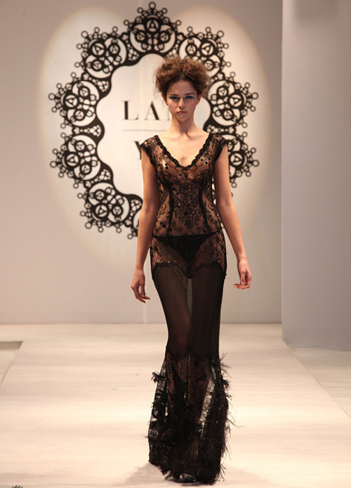 Thiết kế độc nhất được trình diễn bởi chân dài lừng danh. Thiết kế độc nhất được trình diễn bởi chân dài lừng danh.