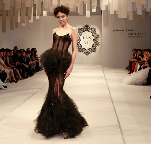 Thiết kế tuyệt đẹp nằm trong BST 2012 với sự hòa quyện của voan, ren rất tinh tế. Thiết kế tuyệt đẹp nằm trong BST 2012 với sự hòa quyện của voan, ren rất tinh tế.