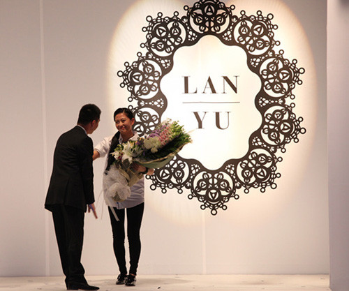 Nữ thiết kế xuất hiện chào quan khách. Nữ thiết kế xuất hiện chào quan khách.