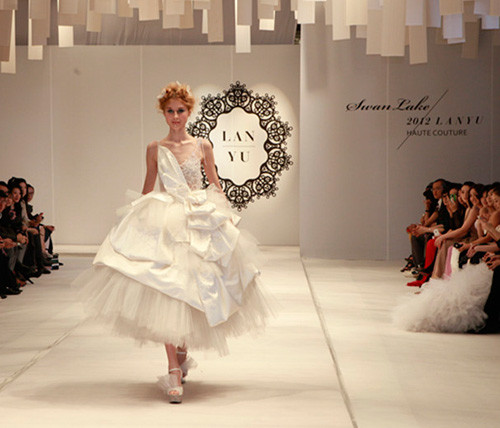 Lan Yu là thương hiệu thời trang cao cấp rất nổi tiếng ở Trung Quốc. Lan Yu là thương hiệu thời trang cao cấp rất nổi tiếng ở Trung Quốc.