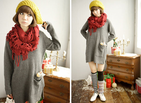 Bạn chắc chắn là "cô nàng ngổ ngáo" khi mix đồ theo phong cách này, áo thụng dáng dài, khăn quàng đỏ, mũ len vàng và ... đi tất hai màu.