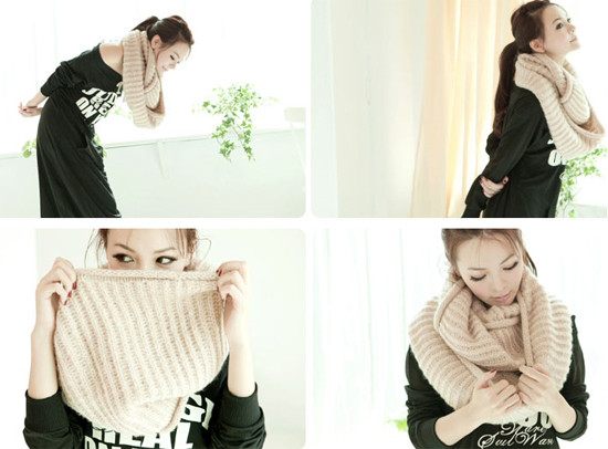 Chiếc khăn len dạng vòng màu camel cũng rất sành điệu để cho bạn trưng diện đi đón Noel cùng với một nửa của mình đấy!