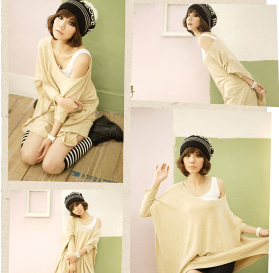 Bạn đích thị là cô nàng rất điệu đà khi chọn chiếc áo thun rộng lệch vai và chiếc mũ len kẻ sọc đen trắng cùng kiểu dáng với chiếc tất dáng dài cá tính.