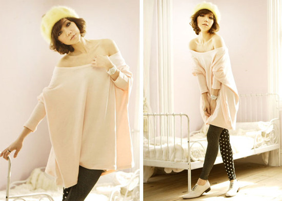 Chiếc áo màu hồng phớt sẽ rất dễ kết hợp với chiếc mũ màu mỡ gà.