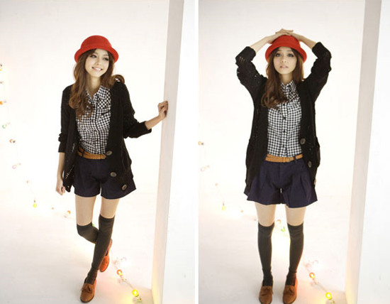 Điểm nhấn của bộ trang phục chính là chiếc mũ nỉ vành tròn màu đỏ hợp thời trang với không khí Noel. Sự kết hợp với quần sooc, áo cảnh và tất đùi tạo thêm cho cô nàng thêm đáng yêu và tinh nghịch.