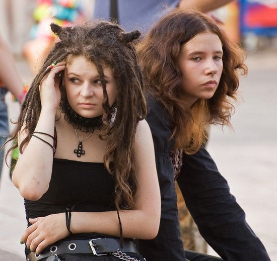 Kiểu tóc bù xù lại còn có... hai cái sừng trâu hai bên thế này thì dẫu cô gái có ăn mặc sexy gợi cảm hơn nữa thì cũng không hấp dẫn chút nào. Kiểu tóc bù xù lại còn có... hai cái sừng trâu hai bên thế này thì dẫu cô gái có ăn mặc sexy gợi cảm hơn nữa thì cũng không hấp dẫn chút nào.