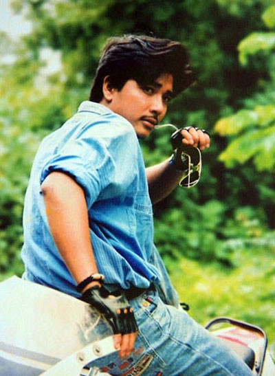 Với vẻ đẹp lãng tử và đa tình với bộ ria mép, Lê Tuấn Anh là hình ảnh người hùng trong mơ một thời của các cô gái. Khán giả yêu điện ảnh khó có thể quên vai Thái Salem trong Lệnh truy nã của anh. Tuy nhiên, sự nghiệp diễn viên của anh lại chấm dứt ngắn ngủi với bộ phim “Gió qua miền tối sáng”. Giờ đây, mọi người nhắc đến anh với cương vị là một ông chủ quán nghệ sĩ, chồng của bà bầu sân khấu Hồng Vân nổi tiếng đất Sài thành.