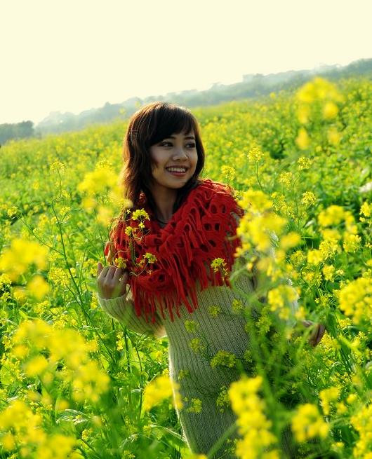 Đến hẹn lại lên, cứ khoảng tầm cuối tháng 11, đầu tháng 12, teen Hà thành lại rỉ tai nhau đi chụp hình hoa cải. Những cánh đồng cải mênh mông bên sông Hồng, sông Đuống chính là điểm dừng chân yêu thích của teen. Súng sính váy áo, phụ kiện, teen mix đồ thật xinh để mình có thể nổi bật nhất giữ vườn cải rực "nắng". Đến hẹn lại lên, cứ khoảng tầm cuối tháng 11, đầu tháng 12, teen Hà thành lại rỉ tai nhau đi chụp hình hoa cải. Những cánh đồng cải mênh mông bên sông Hồng, sông Đuống chính là điểm dừng chân yêu thích của teen. Súng sính váy áo, phụ kiện, teen mix đồ thật xinh để mình có thể nổi bật nhất giữ vườn cải rực "nắng".